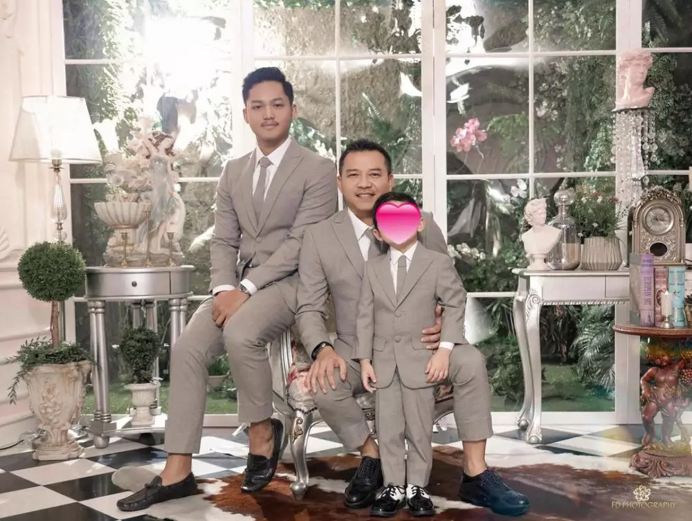 Pemotretan keluarga Hermansyah bertema valentine © Instagram