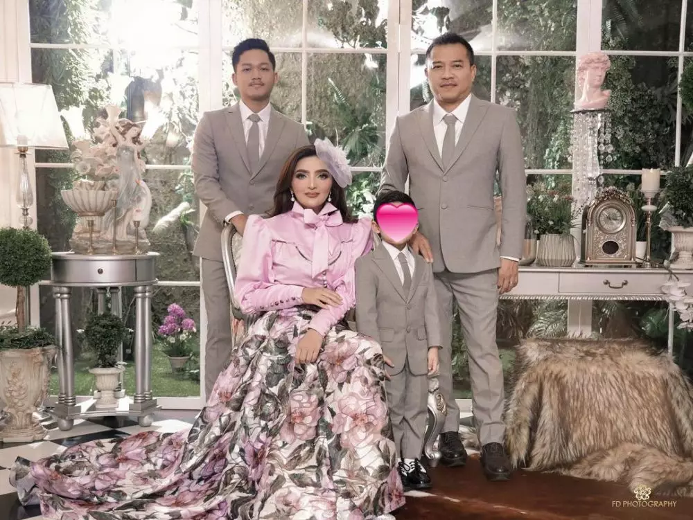 Pemotretan keluarga Hermansyah bertema valentine © Instagram