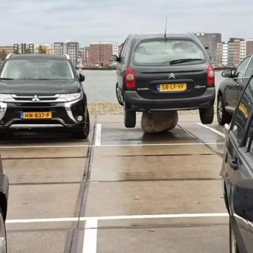 penampakan absurd di tempat parkir © Berbagai Sumber