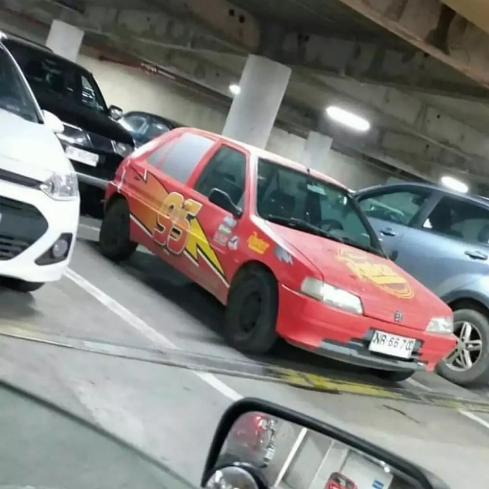 penampakan absurd di tempat parkir © Berbagai Sumber