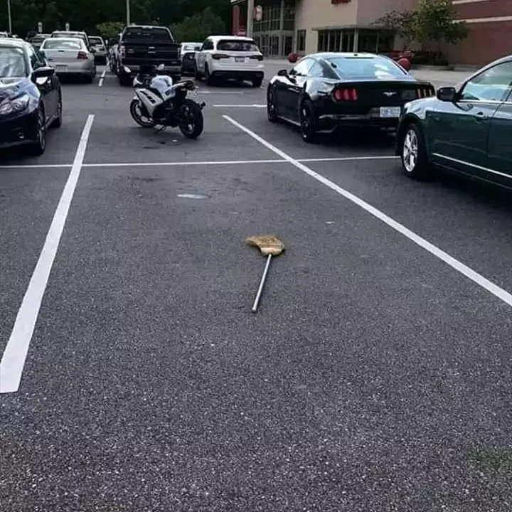 penampakan absurd di tempat parkir © Berbagai Sumber