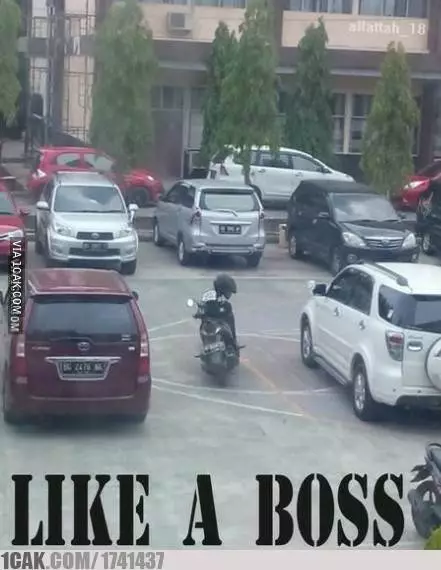 penampakan absurd di tempat parkir © Berbagai Sumber