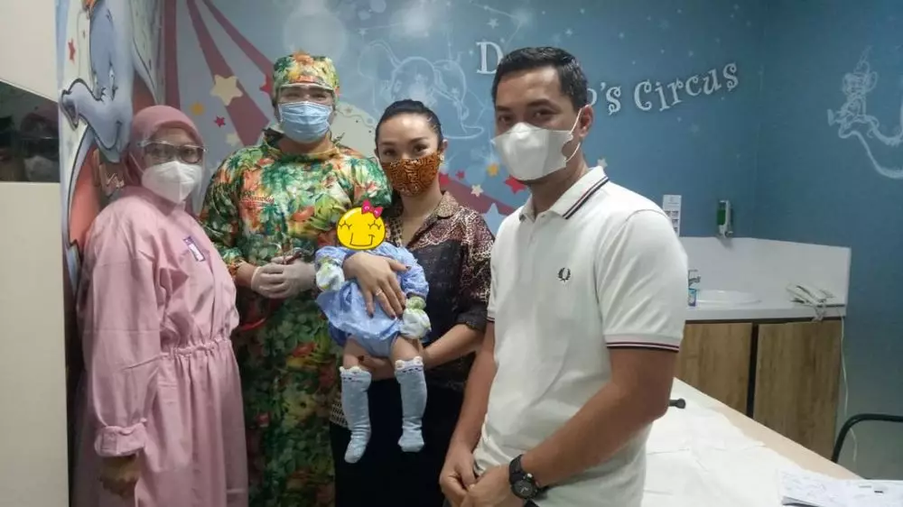 Momen Zaskia Gotik momong anak © Instagram