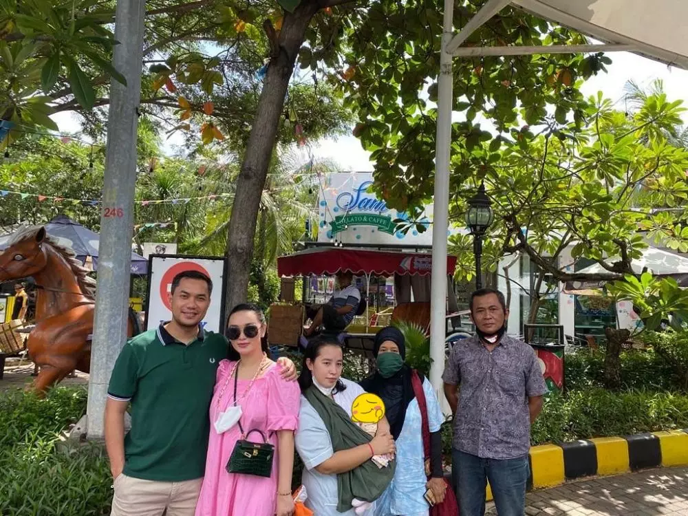 Momen Zaskia Gotik momong anak © Instagram