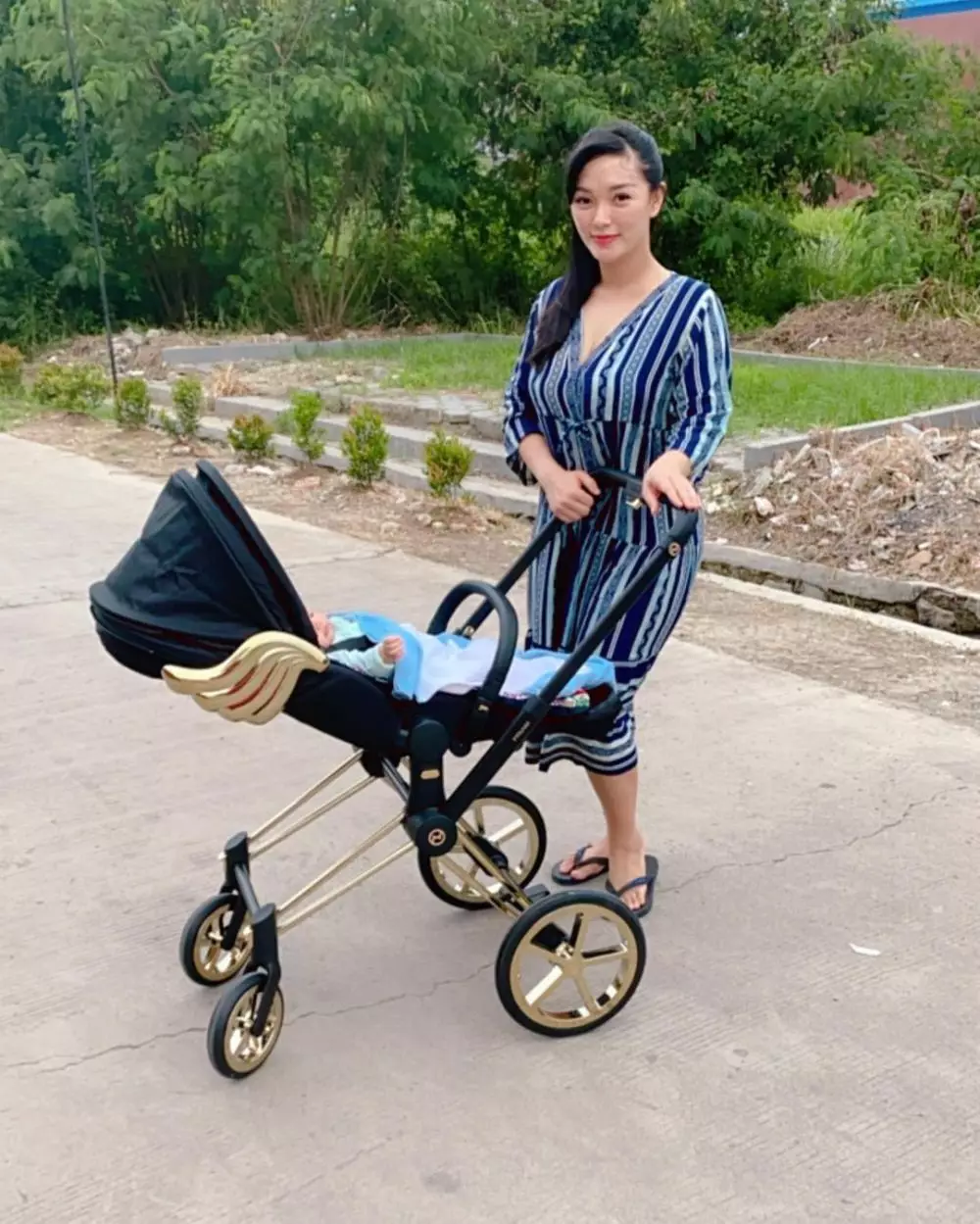 Momen Zaskia Gotik momong anak © Instagram