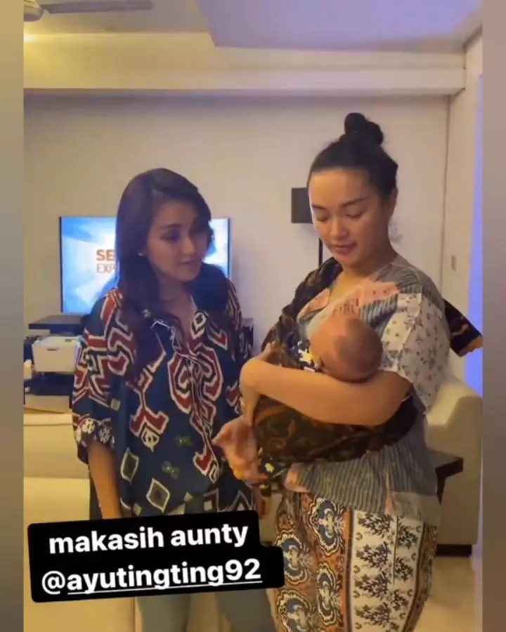 Momen Zaskia Gotik momong anak © Instagram