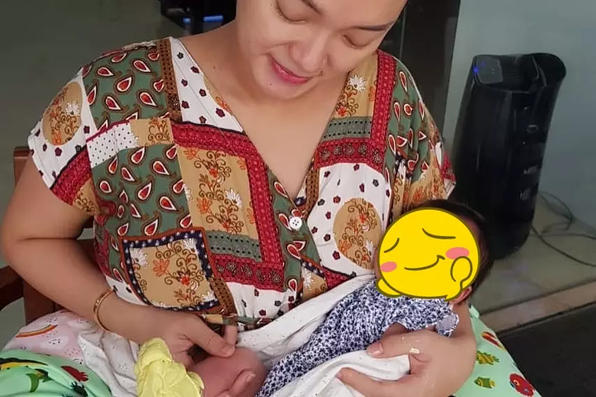 Momen Zaskia Gotik momong anak © Instagram