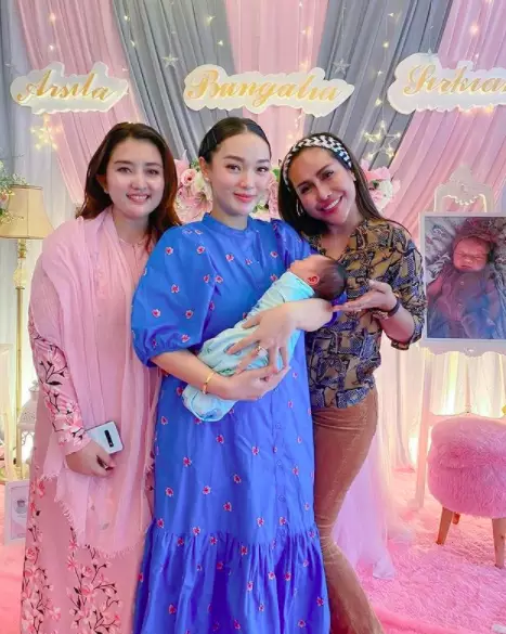 Momen Zaskia Gotik momong anak © Instagram