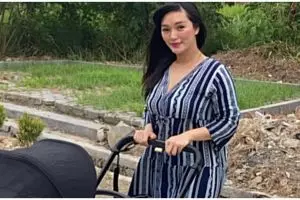 10 Momen Zaskia Gotik momong anak, gayanya jadi sorotan