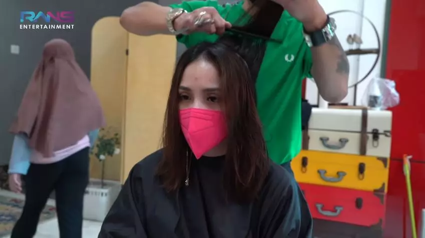 Nagita Slavina ubah gaya rambut © Instagram & YouTube