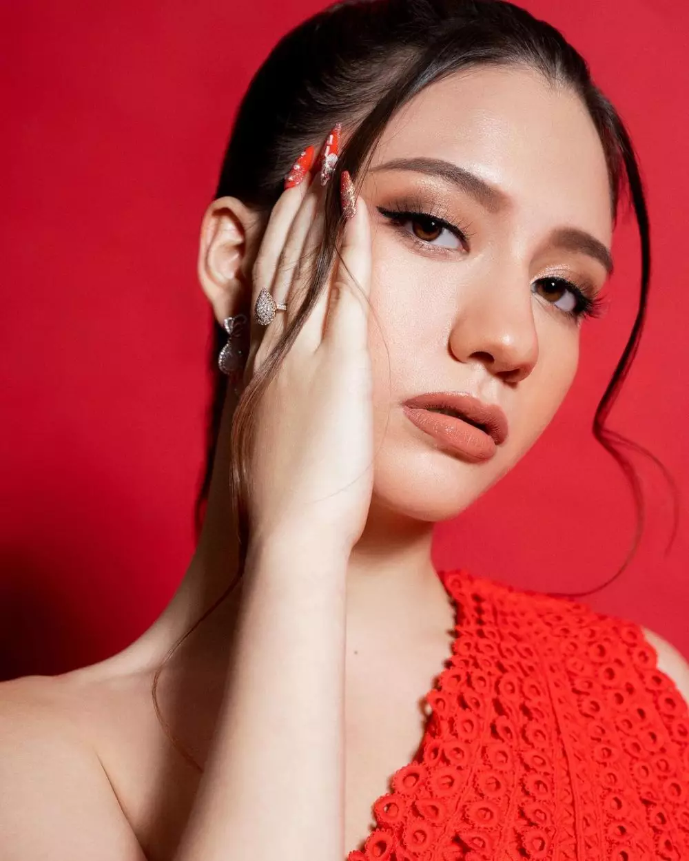 Cassandra Lee bermakeup tebal © 2021 brilio.net