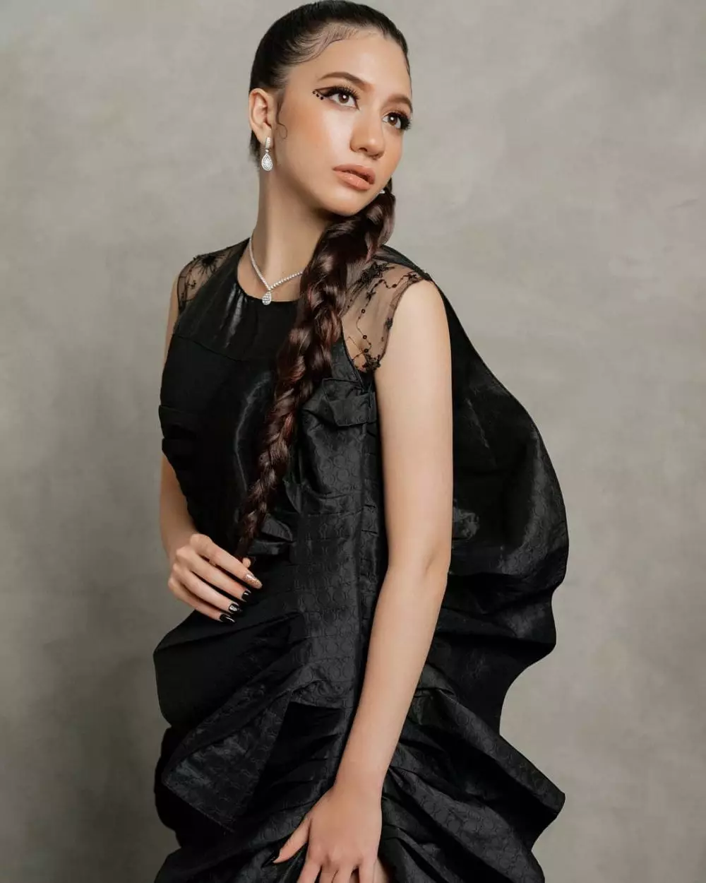 Cassandra Lee bermakeup tebal © 2021 brilio.net