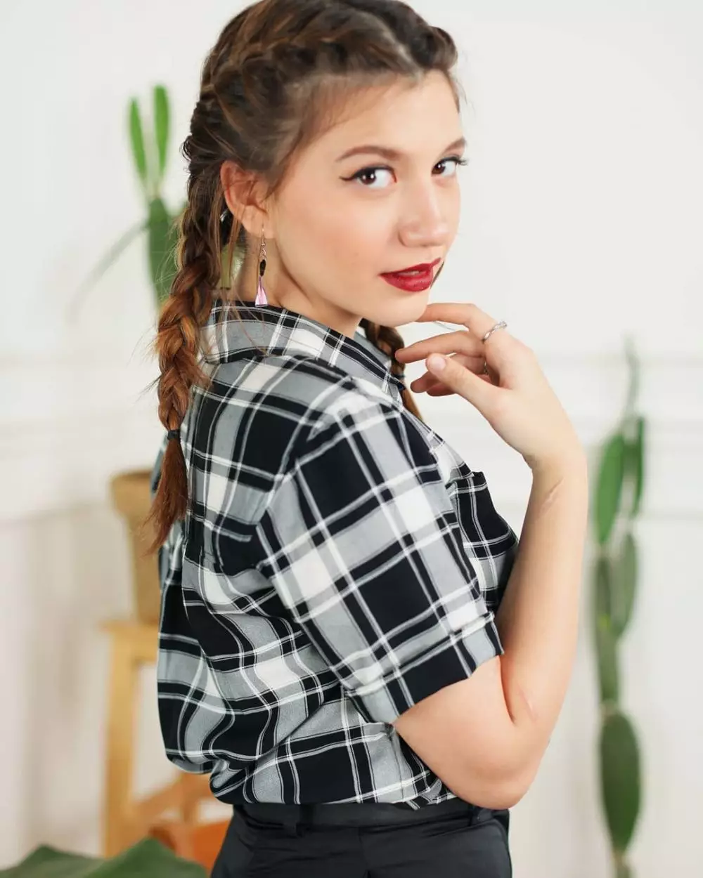 Cassandra Lee bermakeup tebal © 2021 brilio.net