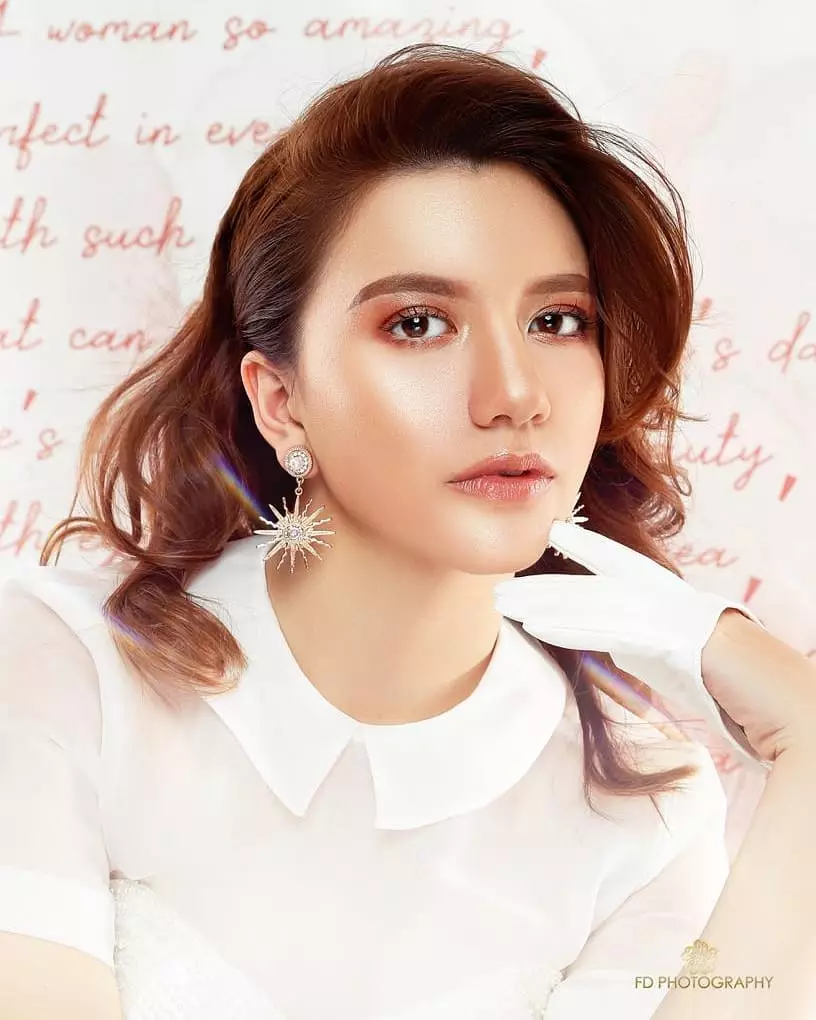 Cassandra Lee bermakeup tebal © 2021 brilio.net