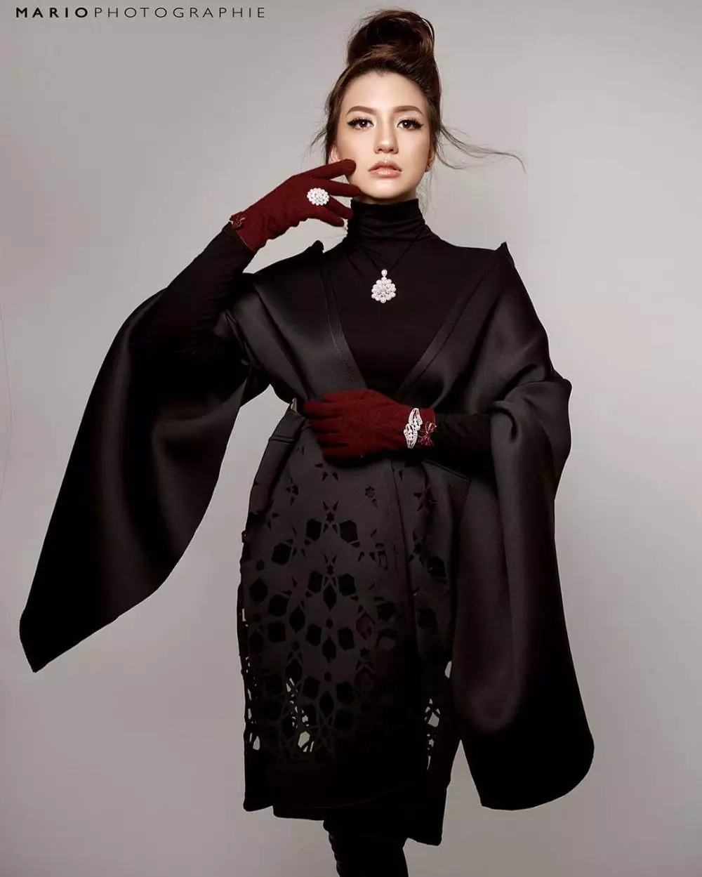 Cassandra Lee bermakeup tebal © 2021 brilio.net