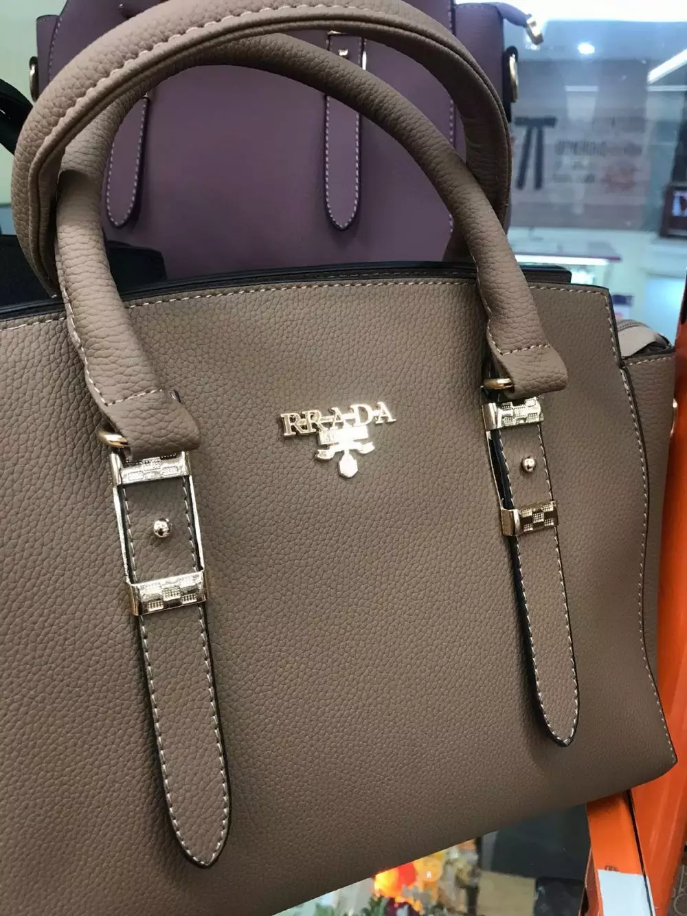 momen apes beli barang branded Berbagai sumber