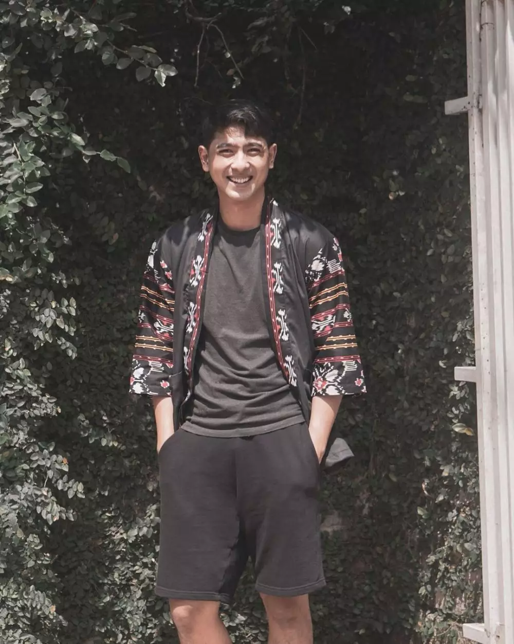 Arya Saloka busana etnik © 2021 brilio.net