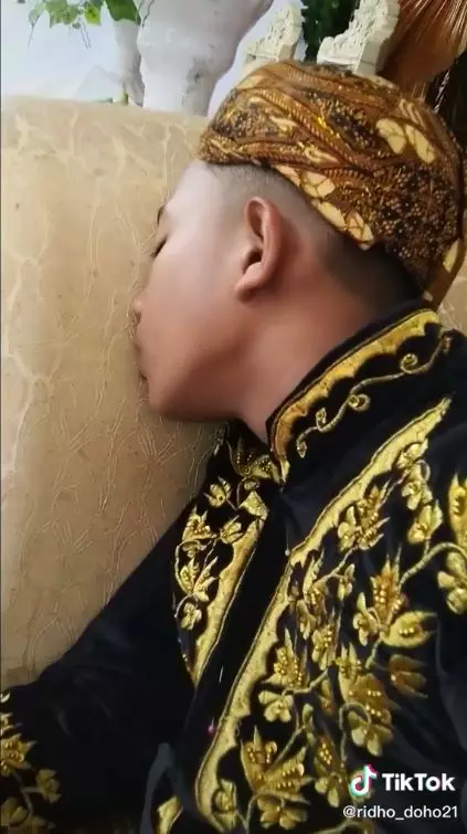 Viral pendamping pengantin tertidur TikTok © 2021 brilio.net