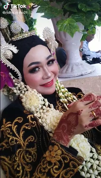 Viral pendamping pengantin tertidur TikTok © 2021 brilio.net
