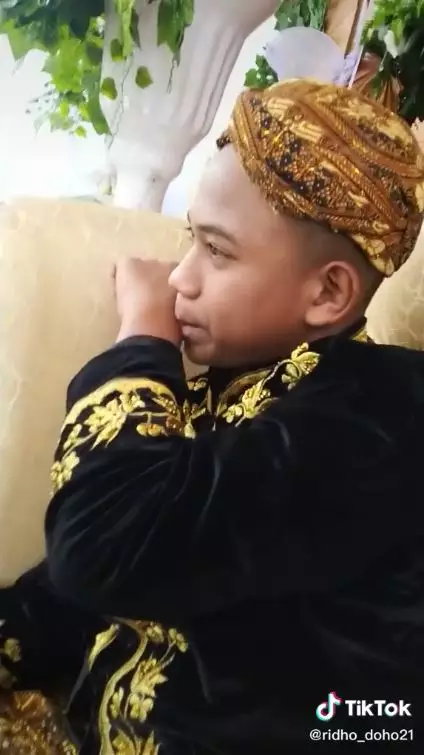 Viral pendamping pengantin tertidur TikTok © 2021 brilio.net