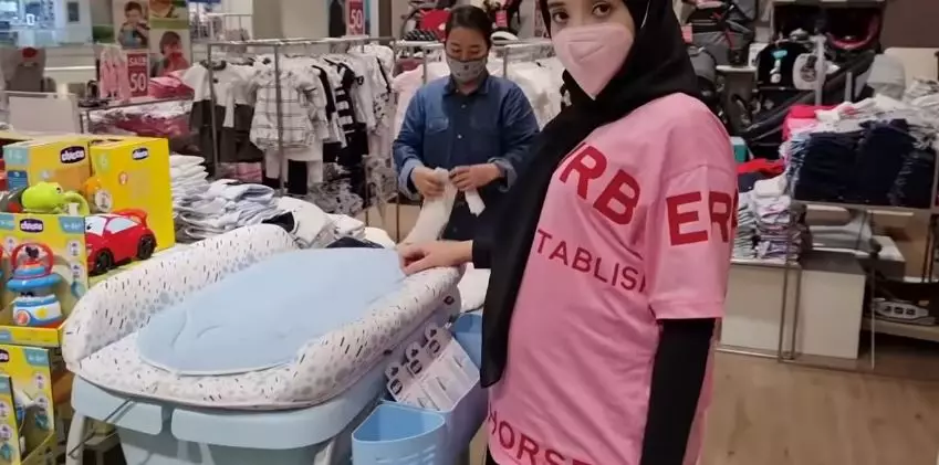 Zaskia Sungkar belanja baju bayi © Instagram
