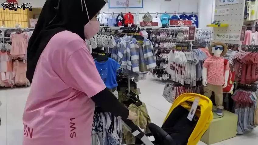 Zaskia Sungkar belanja baju bayi © Instagram