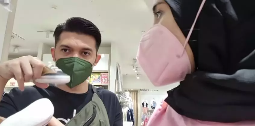 Zaskia Sungkar belanja baju bayi © Instagram