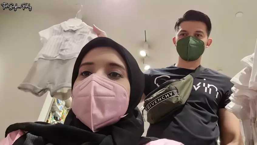 Zaskia Sungkar belanja baju bayi © Instagram