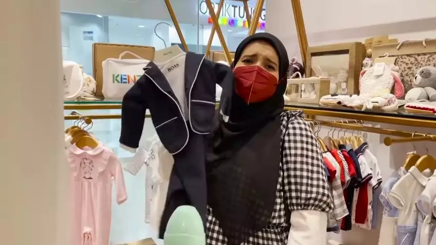 Zaskia Sungkar belanja baju bayi © Instagram