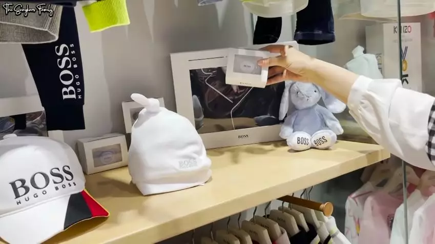 Zaskia Sungkar belanja baju bayi © Instagram