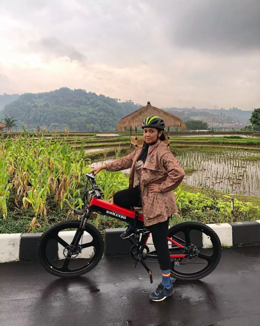 Gaya Bella Saphira bersepeda © Instagram