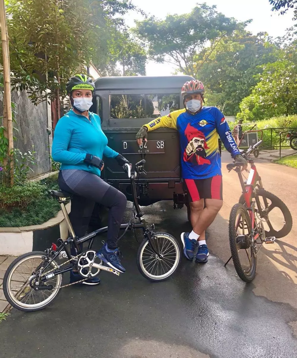 Gaya Bella Saphira bersepeda © Instagram