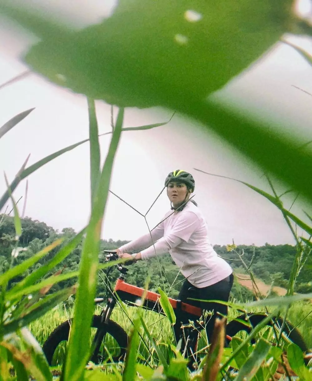 Gaya Bella Saphira bersepeda © Instagram