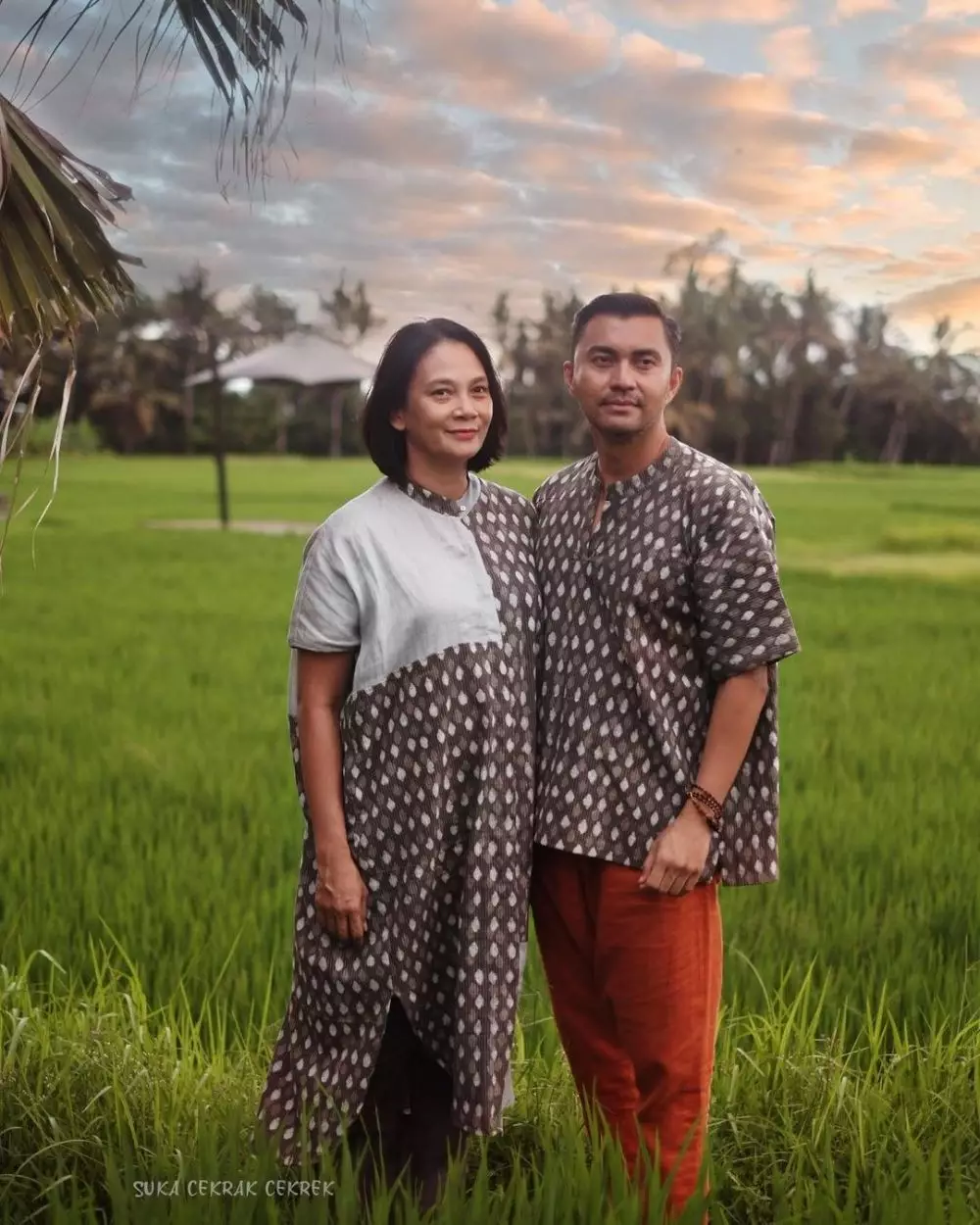 gaya pemotretan pasangan seleb di sawah © Instagram