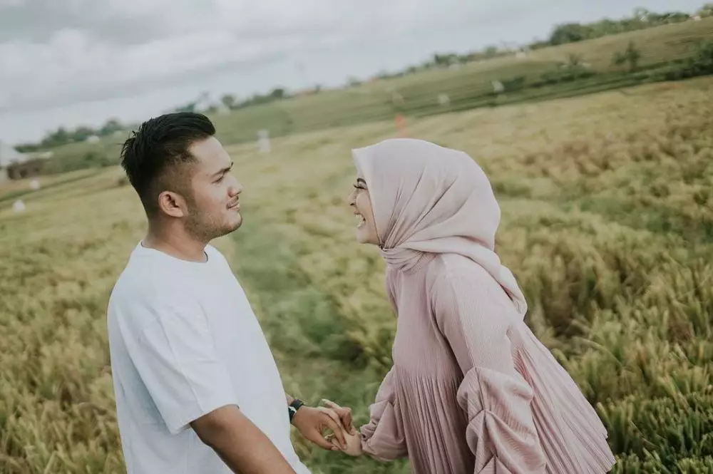 gaya pemotretan pasangan seleb di sawah © Instagram
