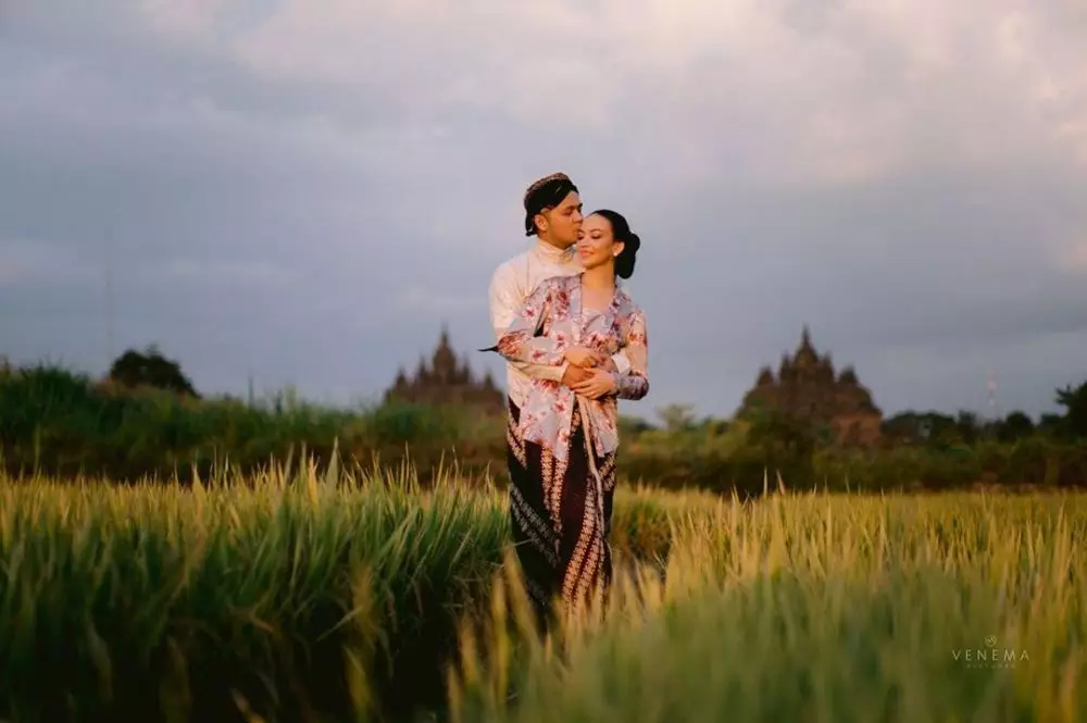 gaya pemotretan pasangan seleb di sawah © Instagram