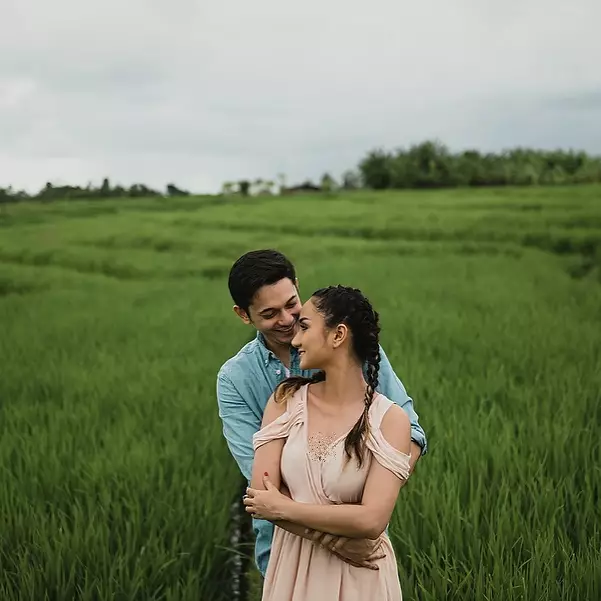 gaya pemotretan pasangan seleb di sawah © Instagram