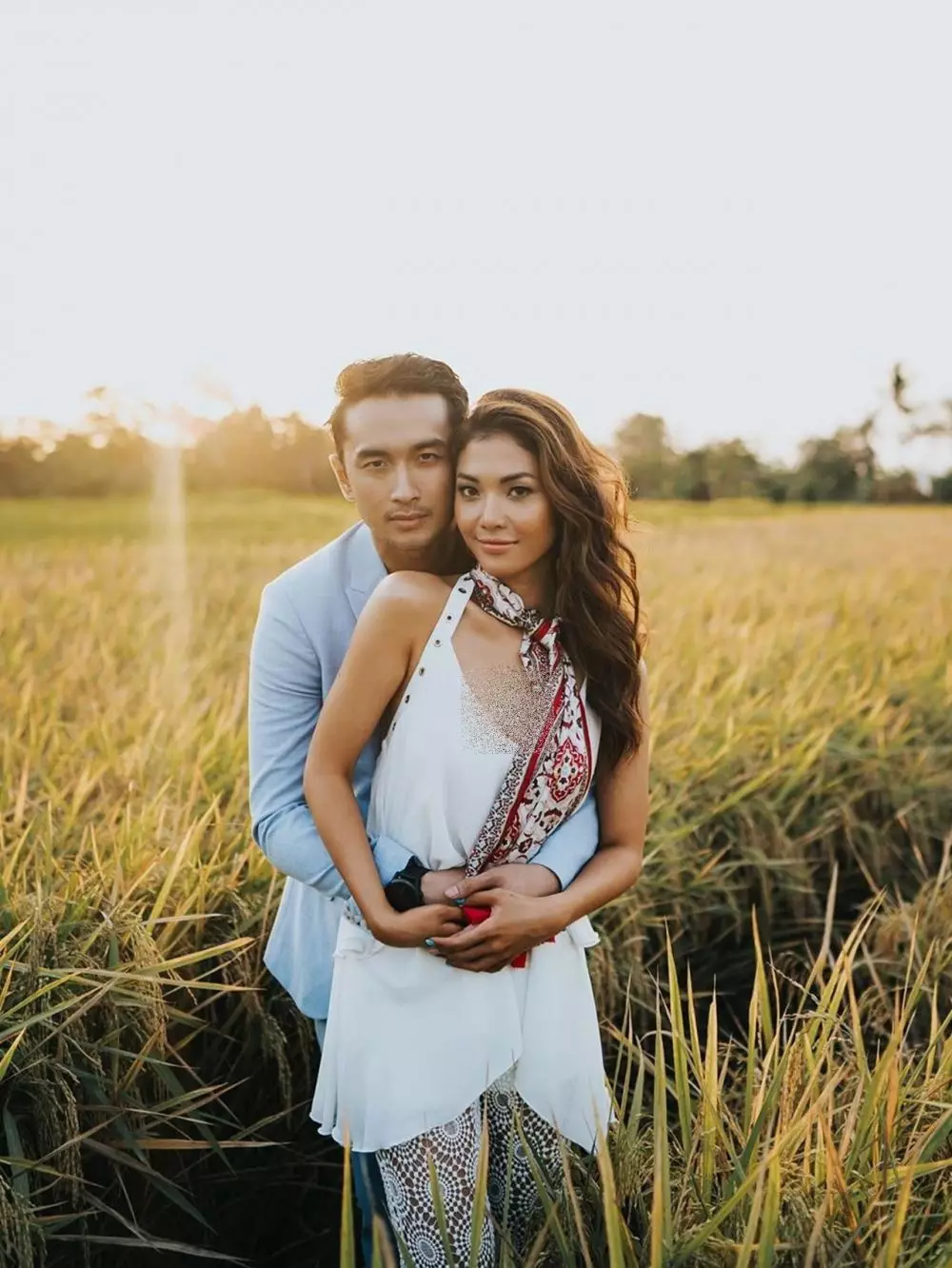 gaya pemotretan pasangan seleb di sawah © Instagram