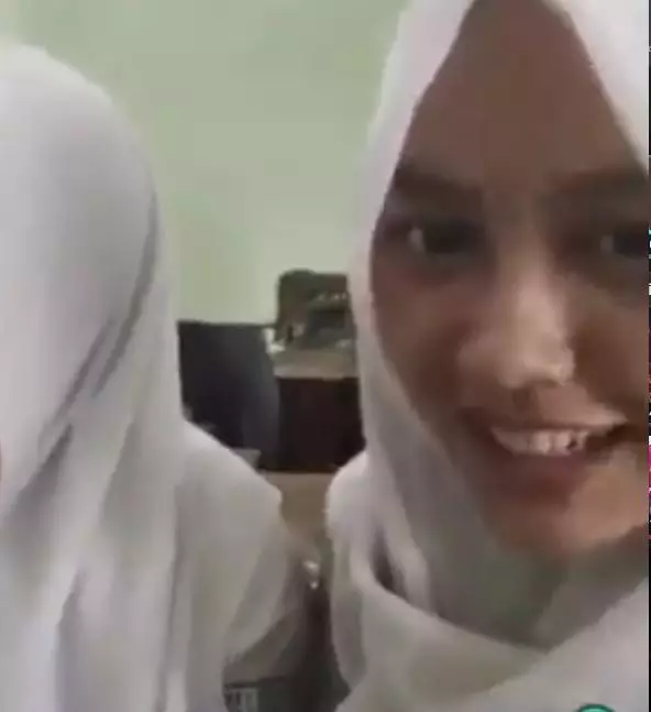 happy asmara remaja © YouTube