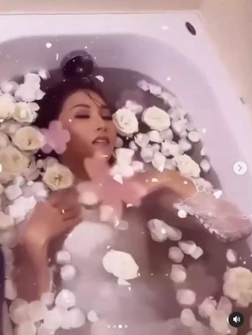 pemotretan sarwendah dalam air © 2021 brilio.net