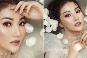 7 Gaya pemotretan Sarwendah berendam di air, hasilnya memukau