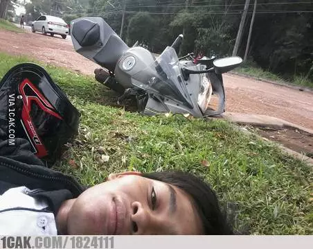 pose jatuh dari motor © Berbagai Sumber