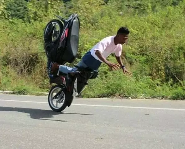 pose jatuh dari motor © Berbagai Sumber