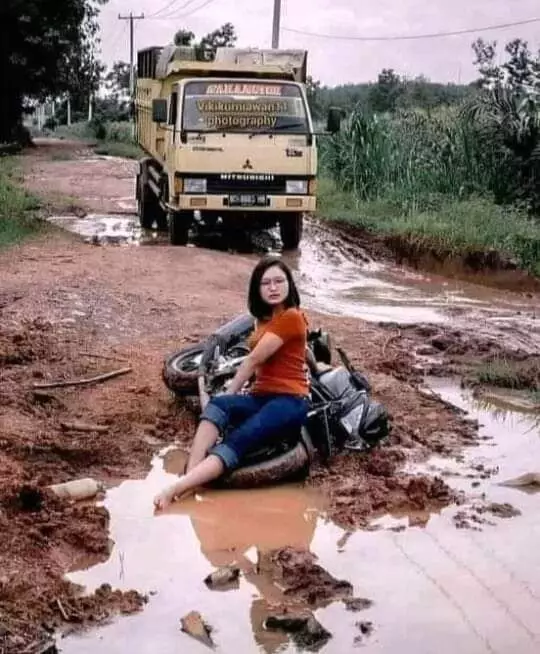 pose jatuh dari motor © Berbagai Sumber