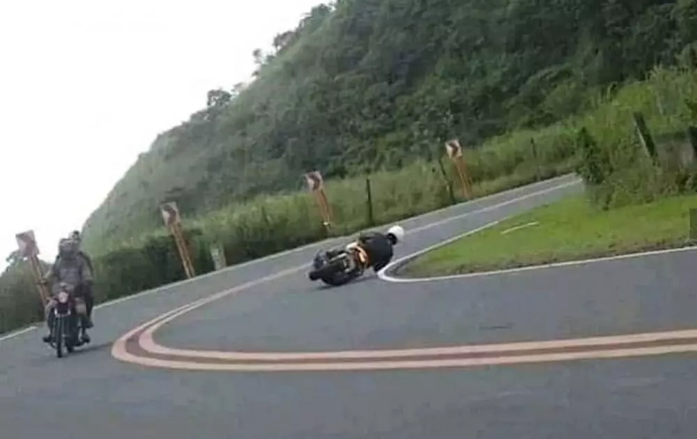 pose jatuh dari motor © Berbagai Sumber