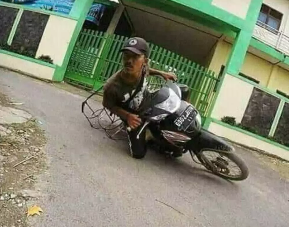 pose jatuh dari motor © Berbagai Sumber