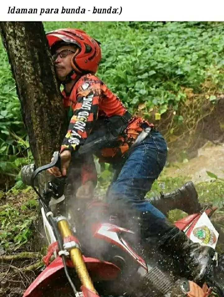 pose jatuh dari motor © Berbagai Sumber