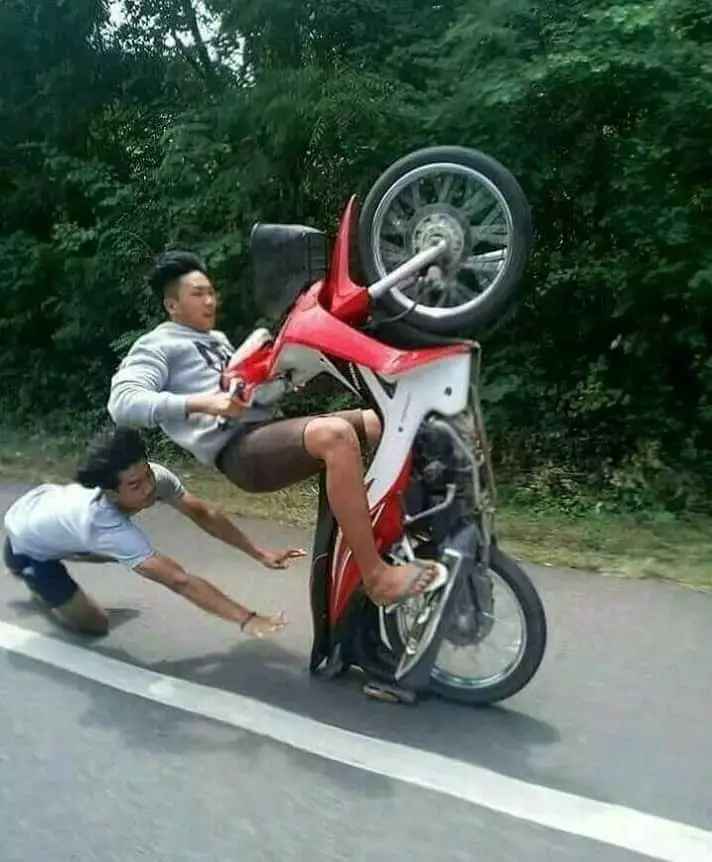 pose jatuh dari motor © Berbagai Sumber