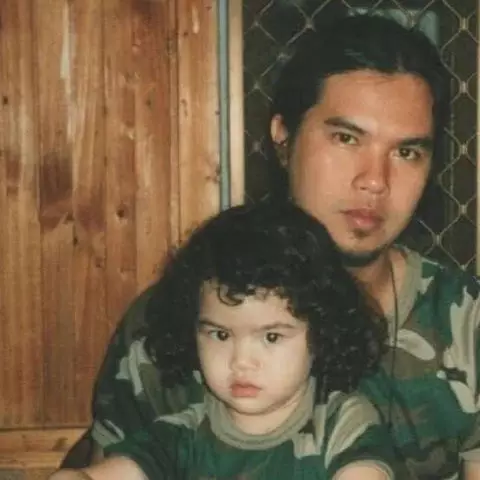 potret masa kecil penyanyi dan ayah © Instagram