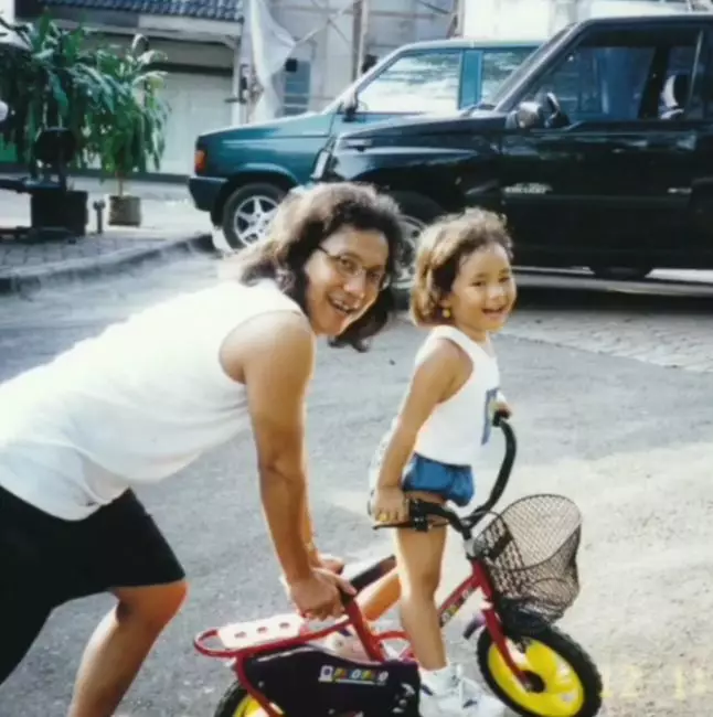 potret masa kecil penyanyi dan ayah © Instagram potret masa kecil penyanyi dan ayah © Instagram